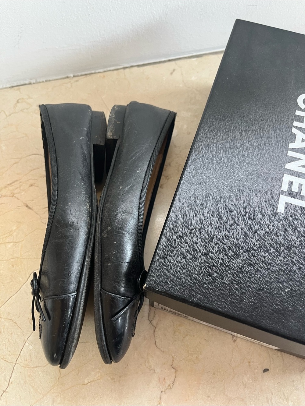 CHANEL Black Leather Ballet Flats with CC Emblem - Picture 4 of 5